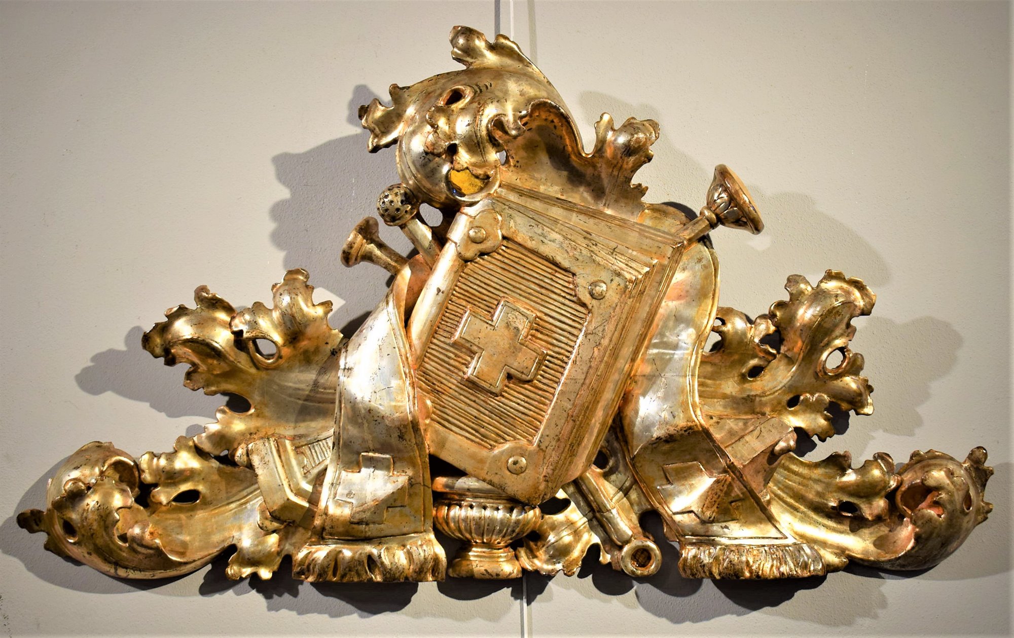 Carved and gilded baroque wooden frieze